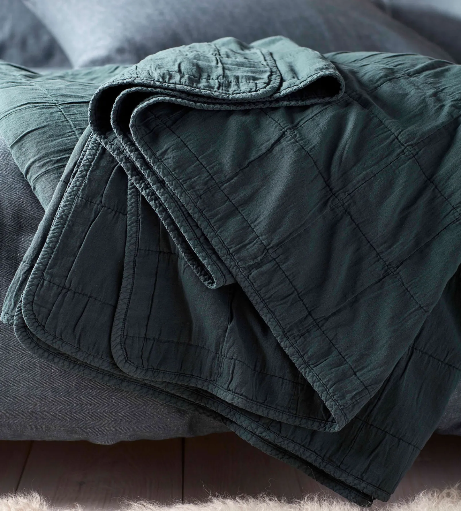 Darkest Spruce Finn 100% Cotton Quilted Throw
