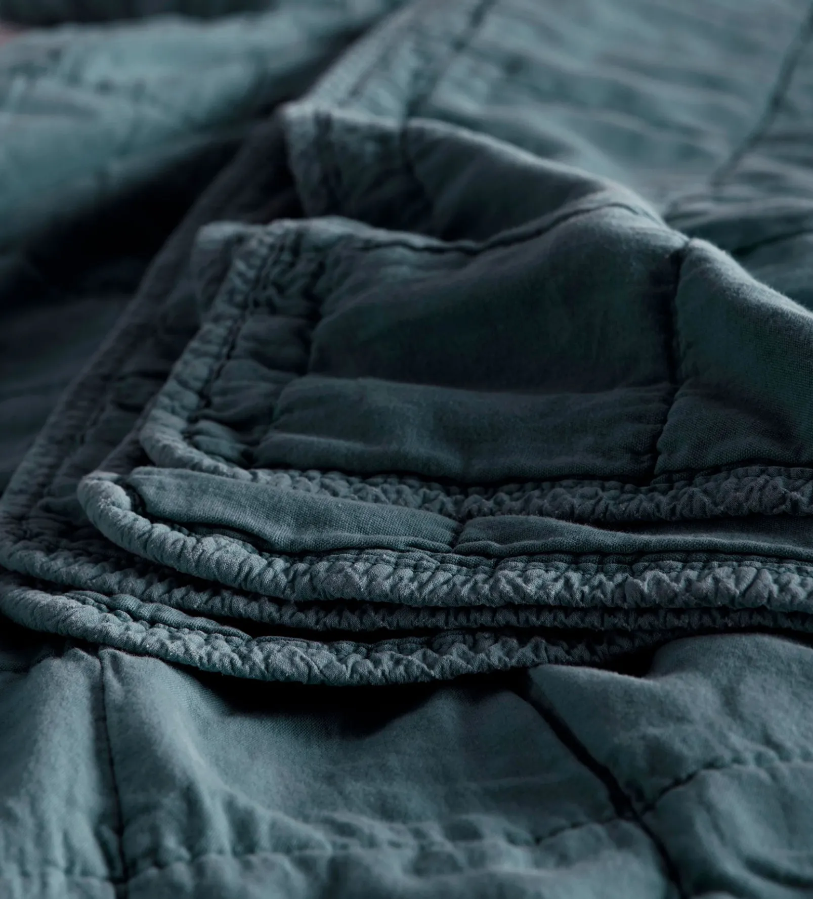 Darkest Spruce Finn 100% Cotton Quilted Throw